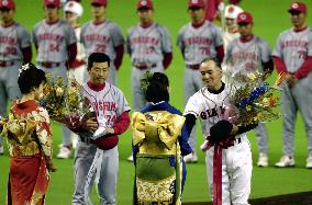 Managers receive flowers to open CL regular season